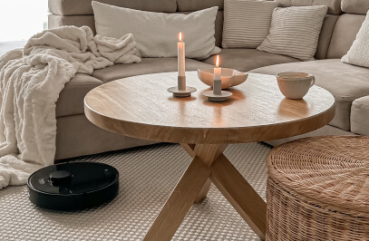 Reinigungsroboter saugt den Boden im Wohnzimmer