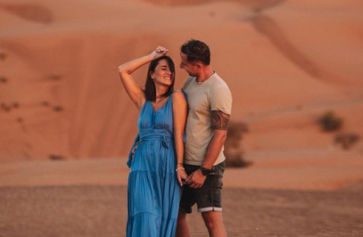 Pärchen beim Fotografieren in der Wüste