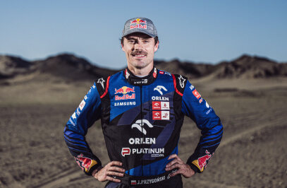 Rennfahrer posiert für ein Foto auf dem Feld