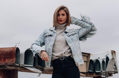 Frau posiert für ein Foto vor einem Hintergrund aus Briefkästen