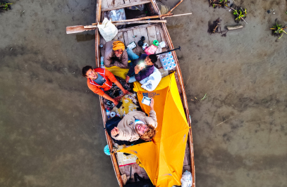 Das Boot aus der Vogelperspektive, Menschen, die im Boot nach oben schauen