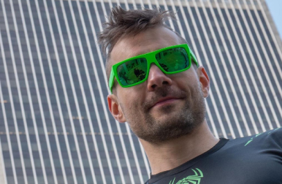 Mann mit grüner Sonnenbrille
