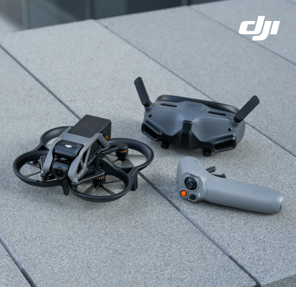 Drohne und Steuerung liegen auf Beton