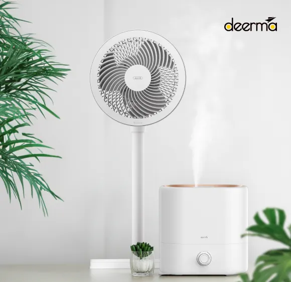 Luftbefeuchter und Ventilator, umgeben von Grünpflanzen