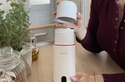 eine Frau sitzt an einem Tisch und hält in ihrer Hand